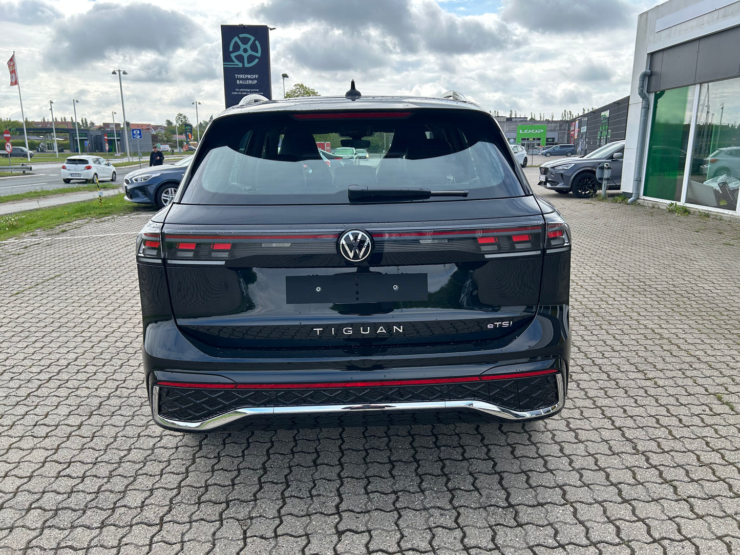 Tiguan R-Line 1,5 eTSI 150 HK 110 kW DSG - Grenadilla Black Metallic