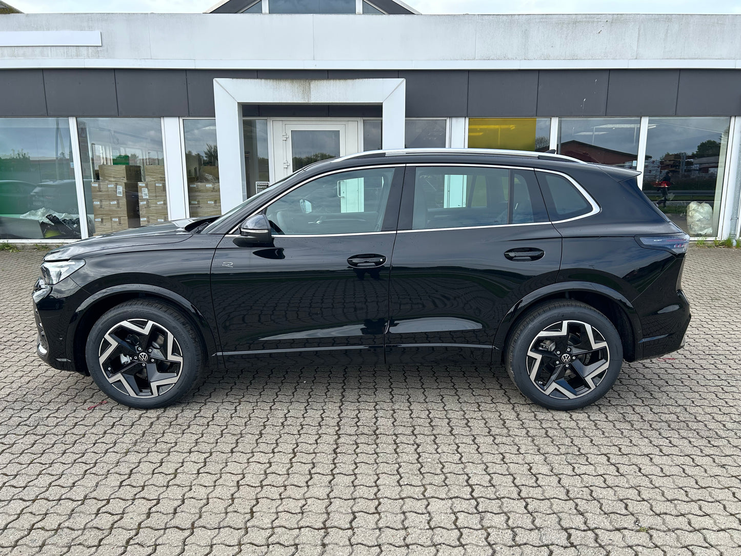 Tiguan R-Line 1,5 eTSI 150 HK 110 kW DSG - Grenadilla Black Metallic
